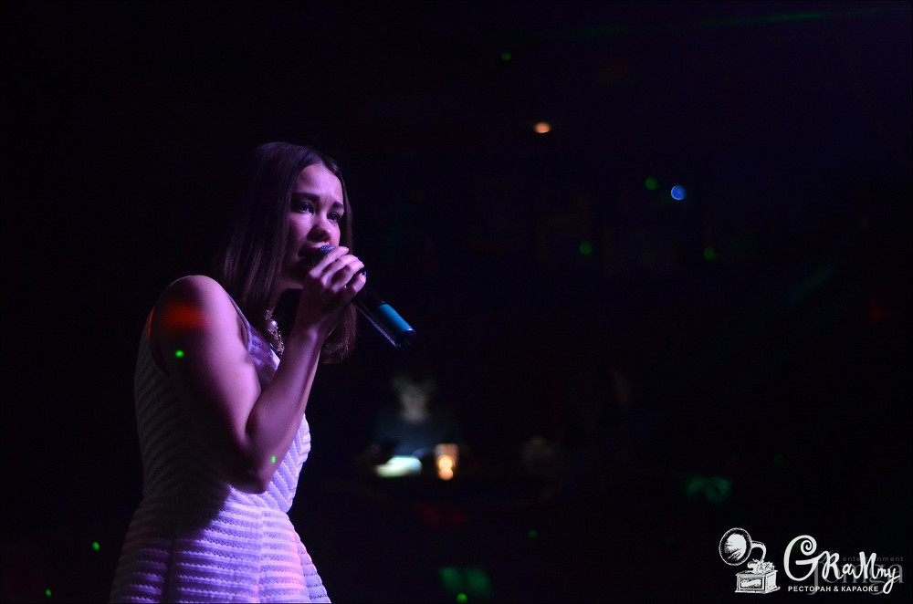 Фотография с ЖЕНЩИНА, КОТОРУЮ ПОЮТ в Батыр