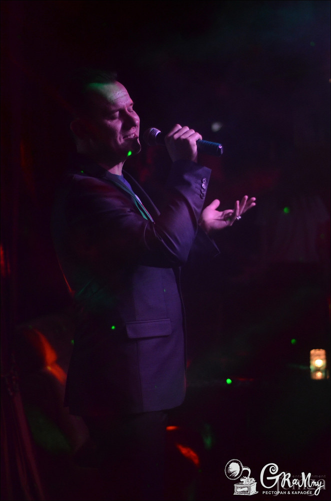 Фотография с ЖЕНЩИНА, КОТОРУЮ ПОЮТ в Батыр