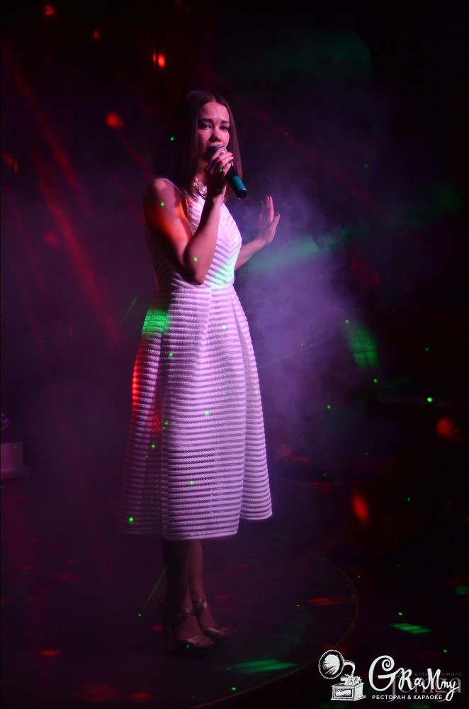 Фотография с ЖЕНЩИНА, КОТОРУЮ ПОЮТ в Батыр