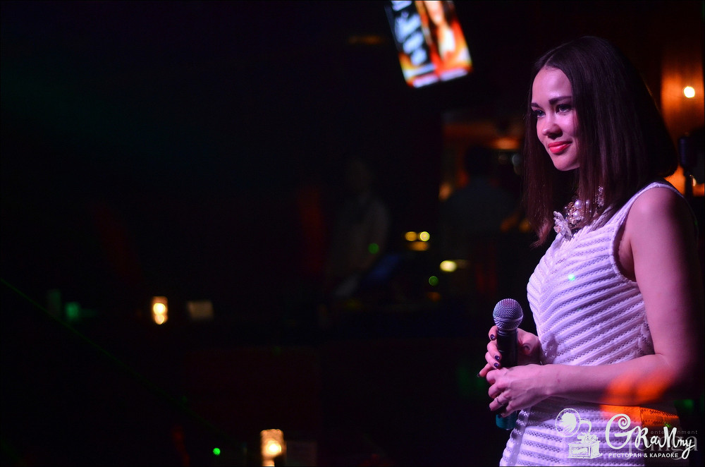 Фотография с ЖЕНЩИНА, КОТОРУЮ ПОЮТ в Батыр