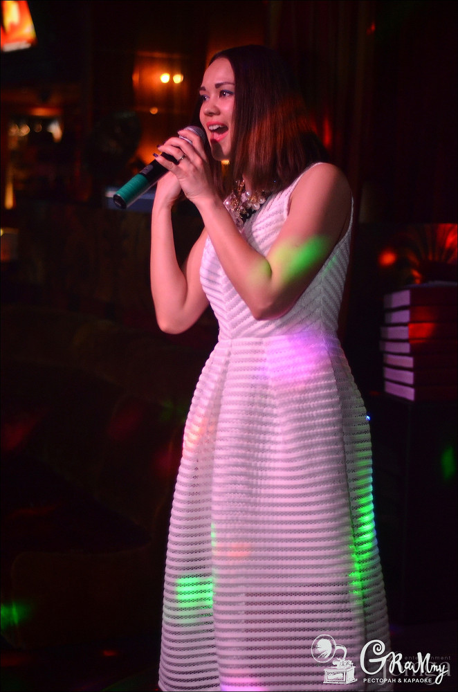 Фотография с ЖЕНЩИНА, КОТОРУЮ ПОЮТ в Батыр