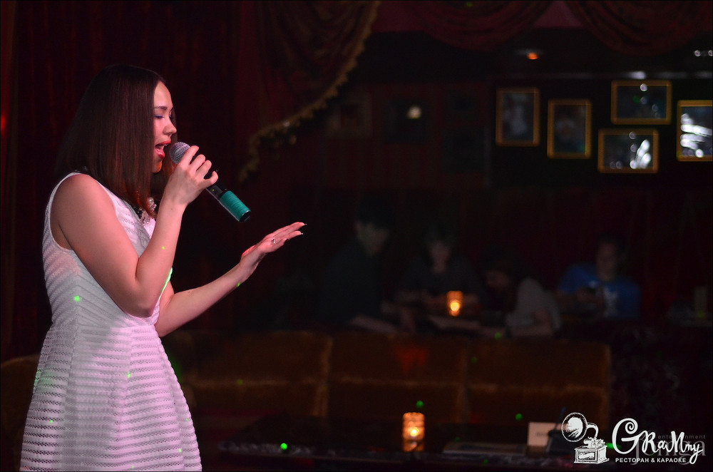 Фотография с ЖЕНЩИНА, КОТОРУЮ ПОЮТ в Батыр