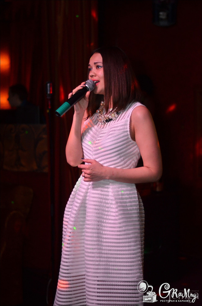 Фотография с ЖЕНЩИНА, КОТОРУЮ ПОЮТ в Батыр