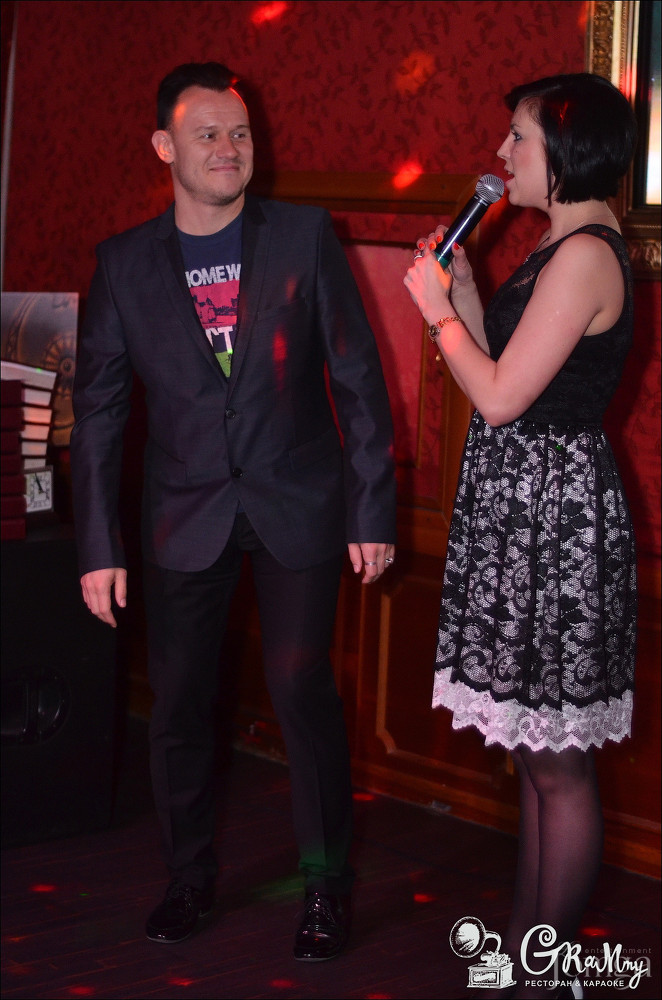 Фотография с ЖЕНЩИНА, КОТОРУЮ ПОЮТ в Батыр