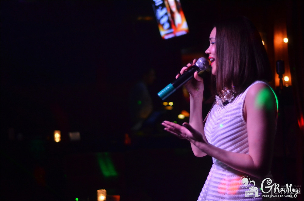 Фотография с ЖЕНЩИНА, КОТОРУЮ ПОЮТ в Батыр