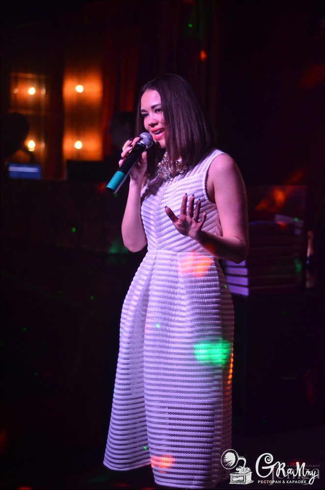 Фотография с ЖЕНЩИНА, КОТОРУЮ ПОЮТ в Батыр