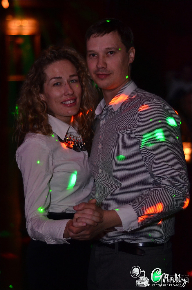 Фотография с ЖЕНЩИНА, КОТОРУЮ ПОЮТ в Батыр