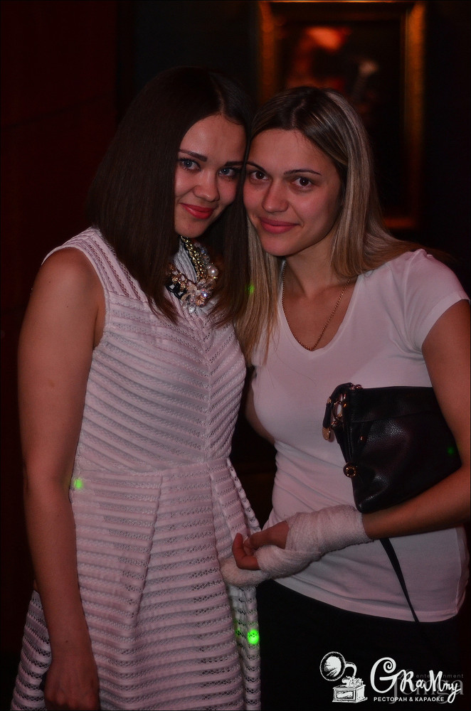 Фотография с ЖЕНЩИНА, КОТОРУЮ ПОЮТ в Батыр