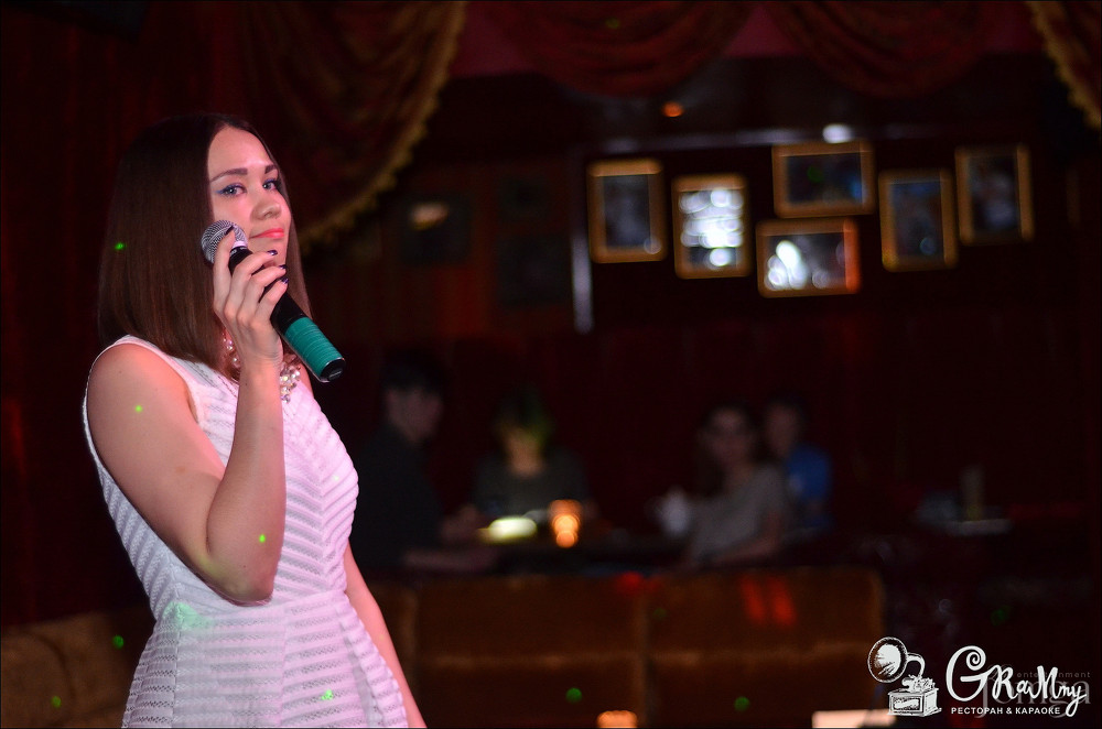 Фотография с ЖЕНЩИНА, КОТОРУЮ ПОЮТ в Батыр