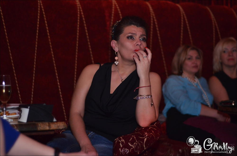 Фотография с ЖЕНЩИНА, КОТОРУЮ ПОЮТ в Батыр