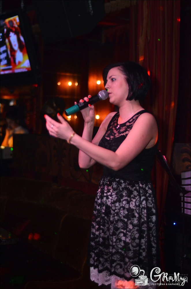 Фотография с ЖЕНЩИНА, КОТОРУЮ ПОЮТ в Батыр