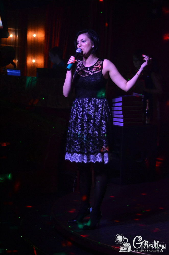 Фотография с ЖЕНЩИНА, КОТОРУЮ ПОЮТ в Батыр