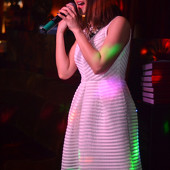 ЖЕНЩИНА, КОТОРУЮ ПОЮТ фото 54