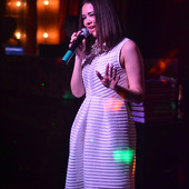 ЖЕНЩИНА, КОТОРУЮ ПОЮТ фото 49