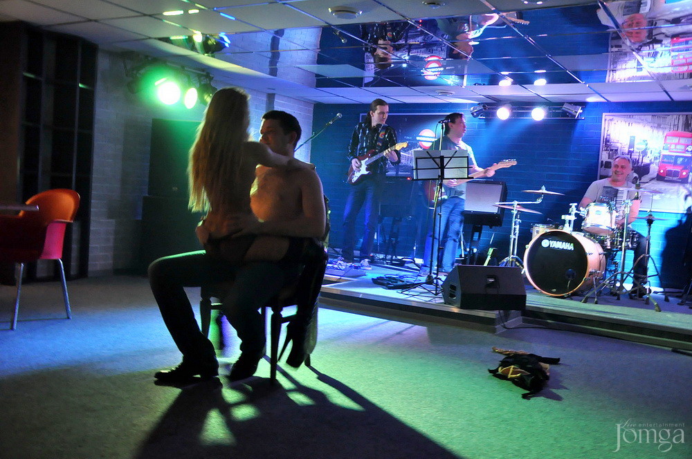 Фотография с Мокрая майка в Пятерочка