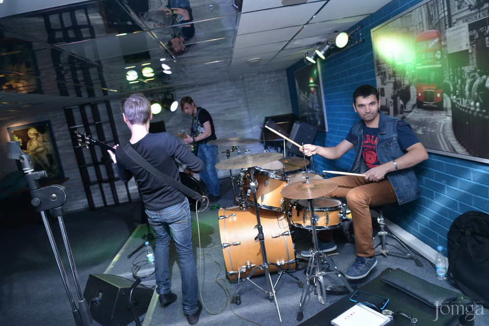 Фотография с гр.ЭССЕ презентация альбома в Пятерочка