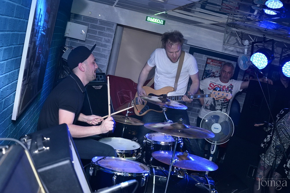 Фотография с гр.FAMILIA в Пятерочка