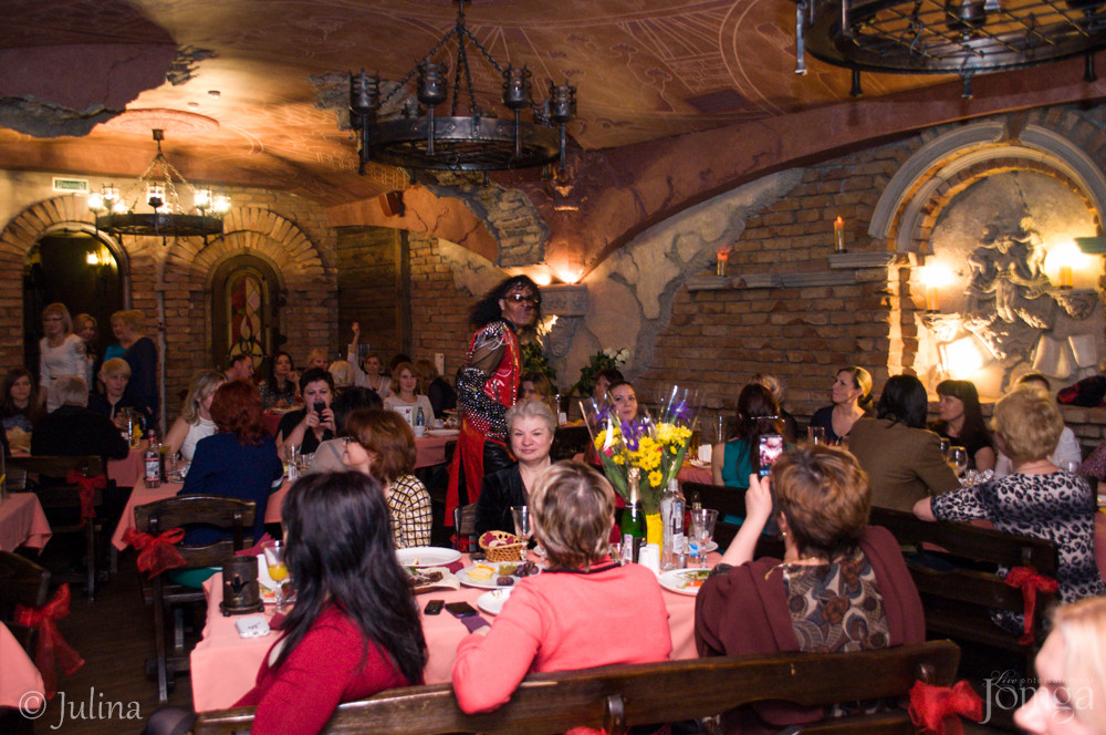 Фотография с Шоу двойников в Помегранат